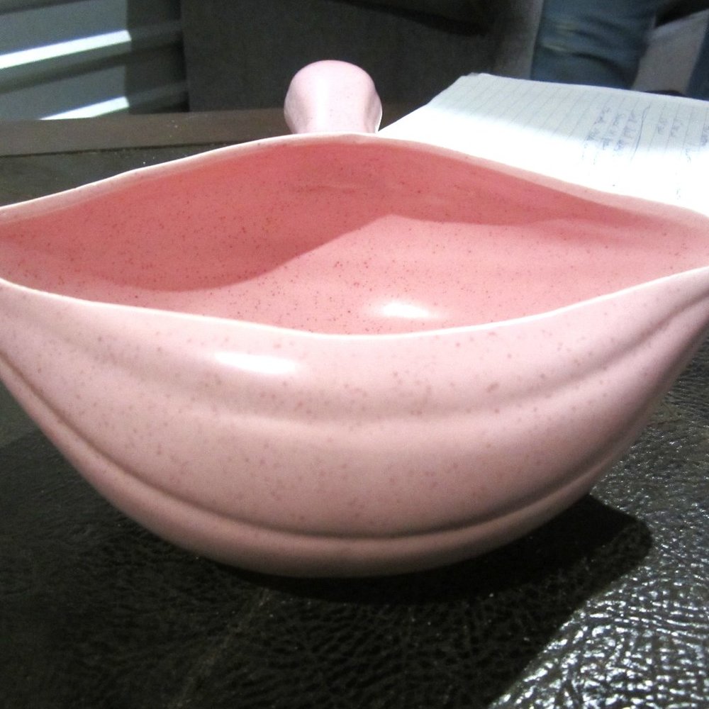 RETRO 60'S UNIQUE PINK SPECKLED SHELL DESIGN SAUCE/GRAVY BOWL W/HANDLE